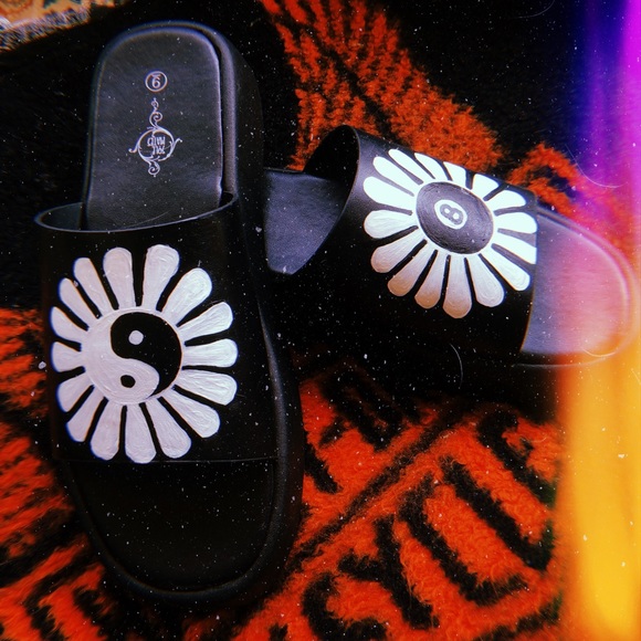 ❁ Crazy Daisy Slide Sandals ❁ - Picture 3 of 4